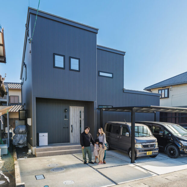 20代夫婦が建てた大人カフェスタイルなお家