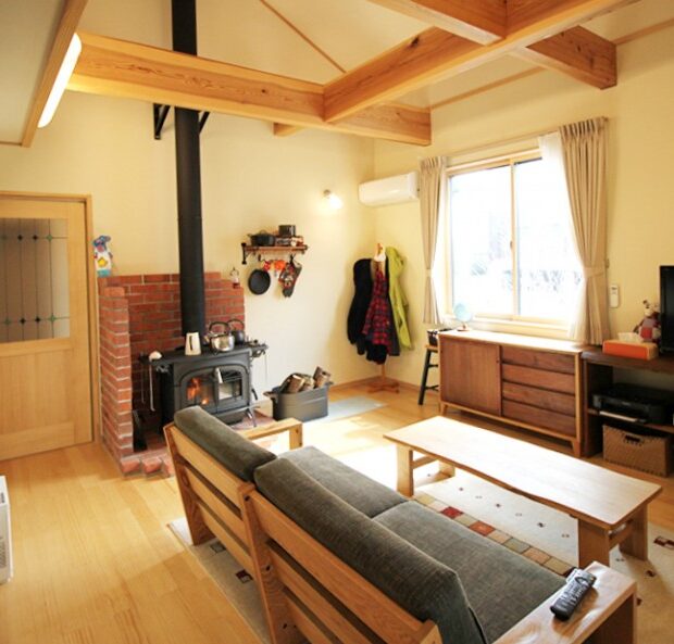 アウトドア派のご夫婦が建てた薪ストーブの家