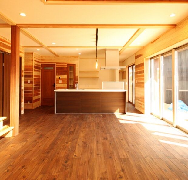 木材屋のご夫婦がこだわった木につつまれた家