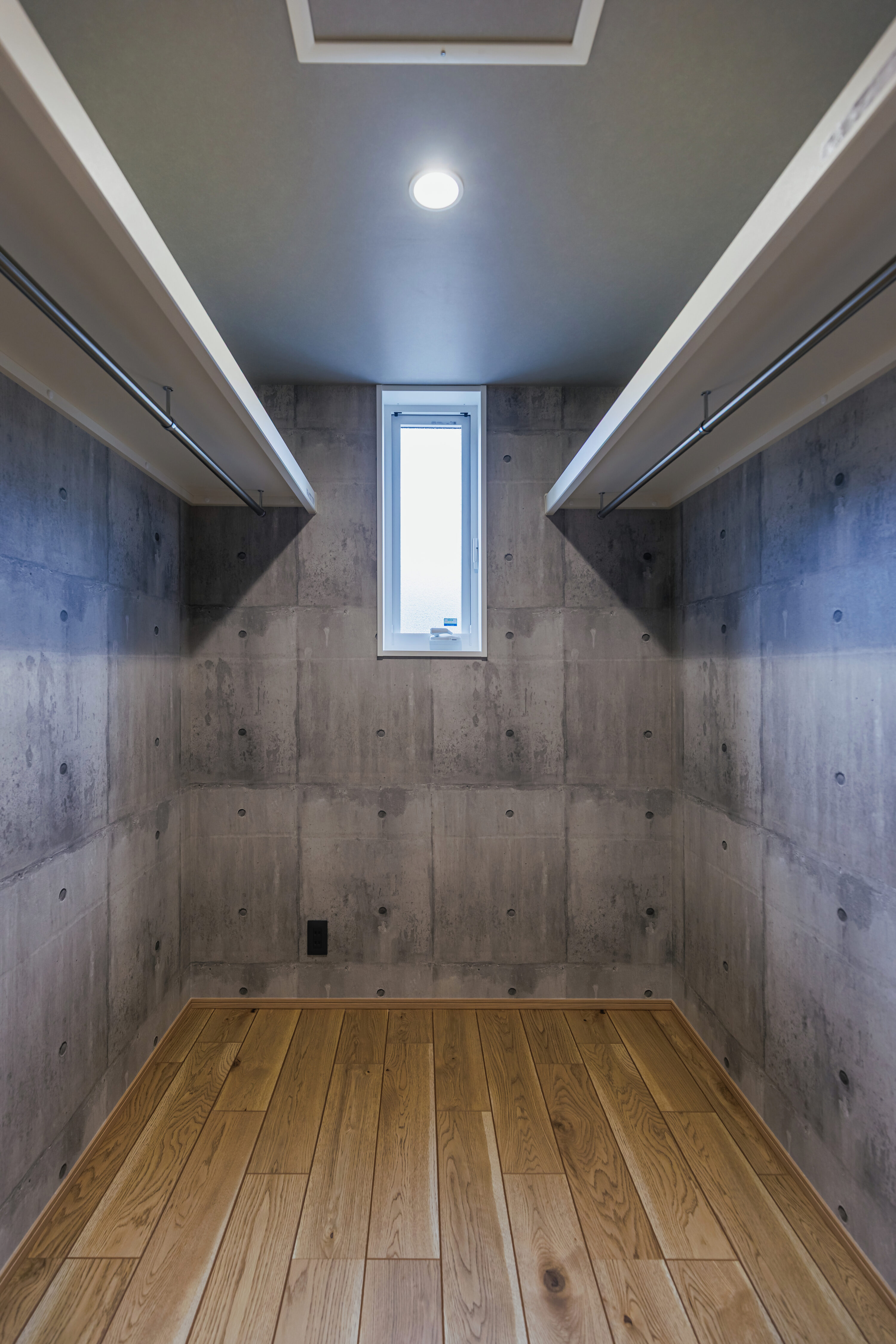 モスグリーンの外壁と木が調和する、静かな佇まいの家の写真23