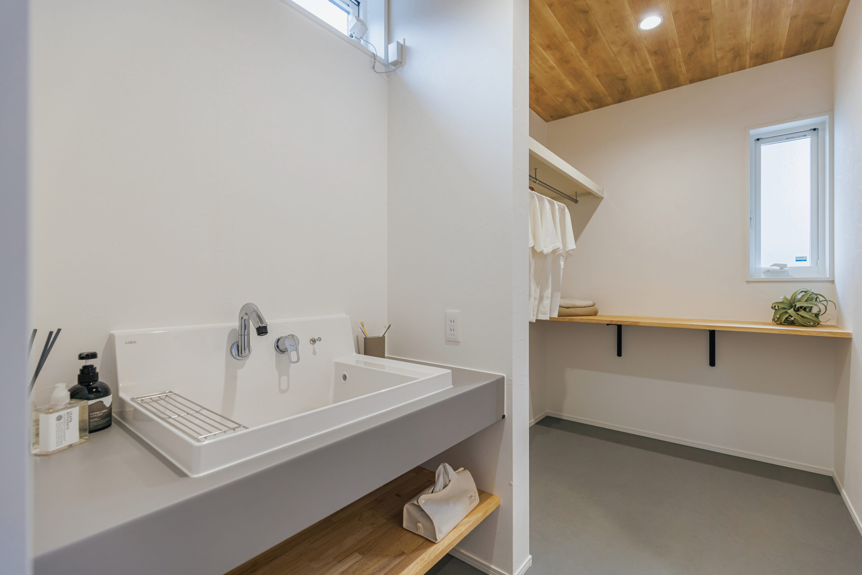 モスグリーンの外壁と木が調和する、静かな佇まいの家の写真21