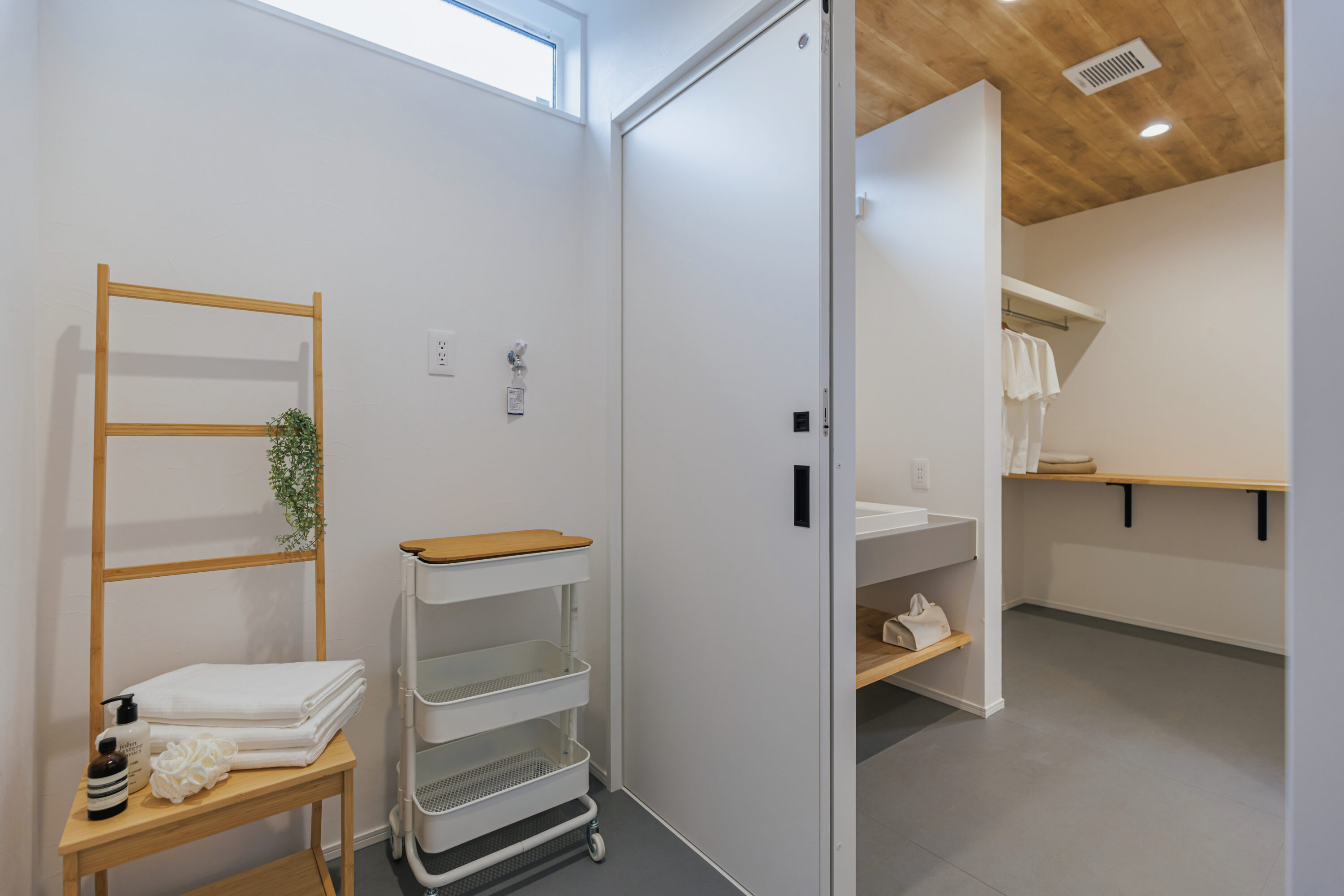 モスグリーンの外壁と木が調和する、静かな佇まいの家の写真19