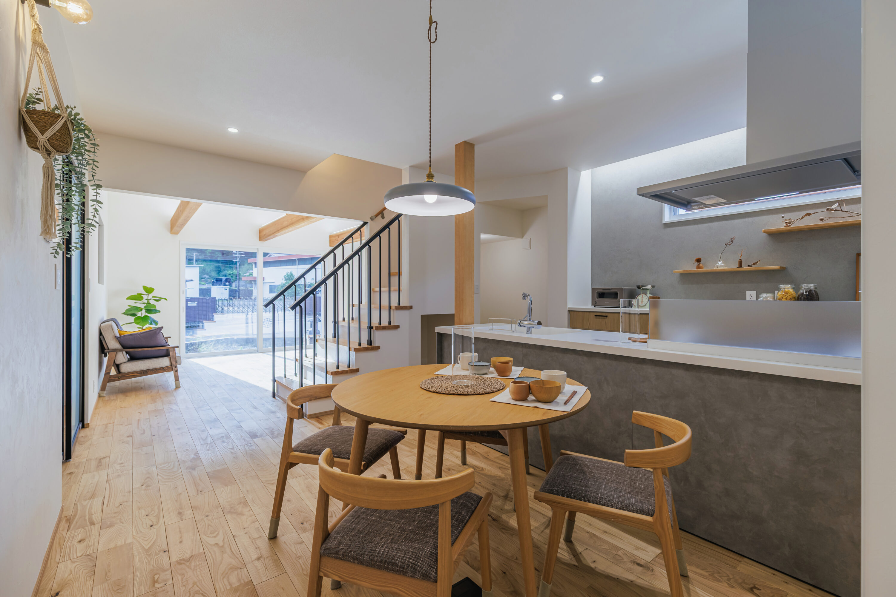 モスグリーンの外壁と木が調和する、静かな佇まいの家の写真18