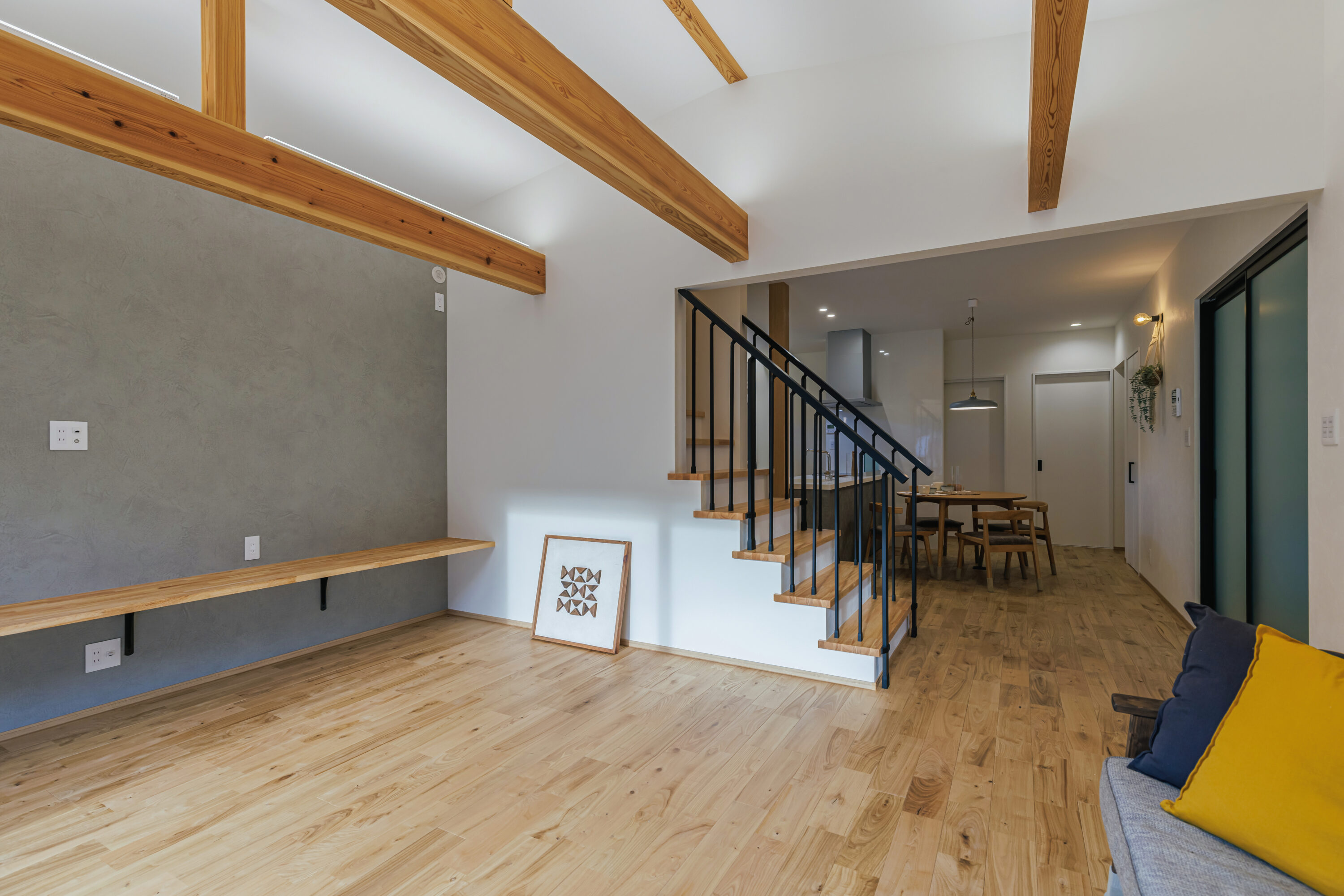 モスグリーンの外壁と木が調和する、静かな佇まいの家の写真15