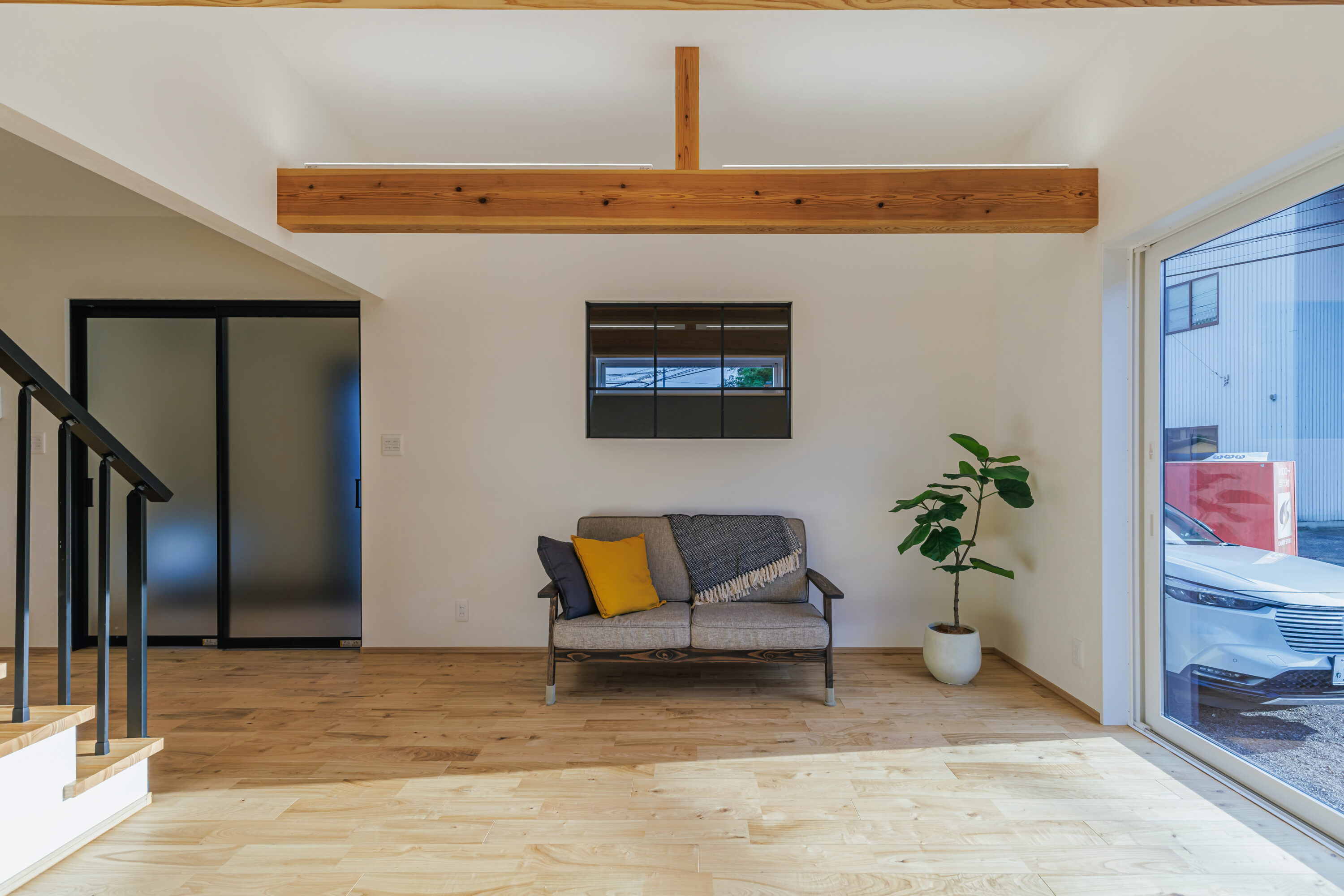 モスグリーンの外壁と木が調和する、静かな佇まいの家の写真14