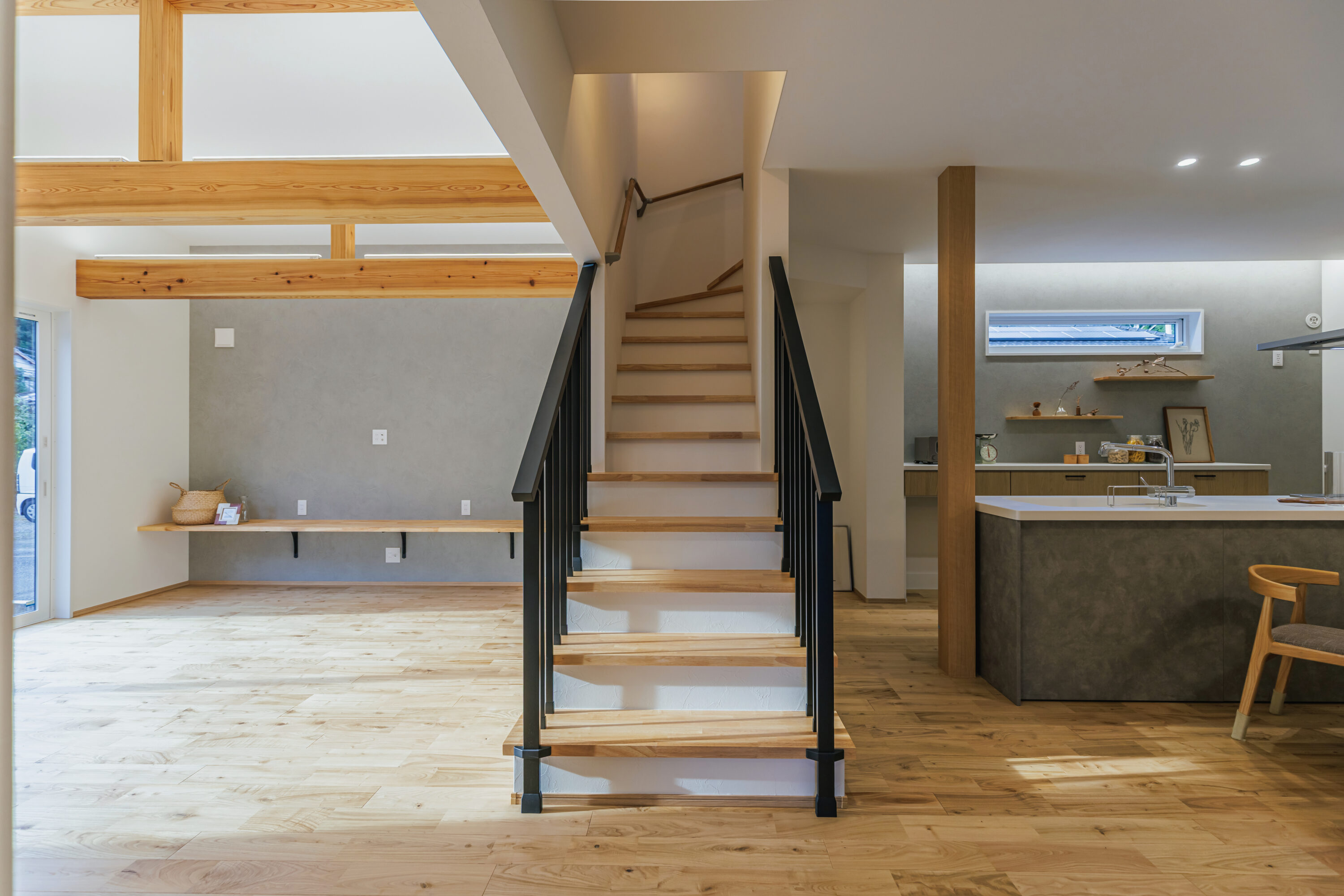 モスグリーンの外壁と木が調和する、静かな佇まいの家の写真13