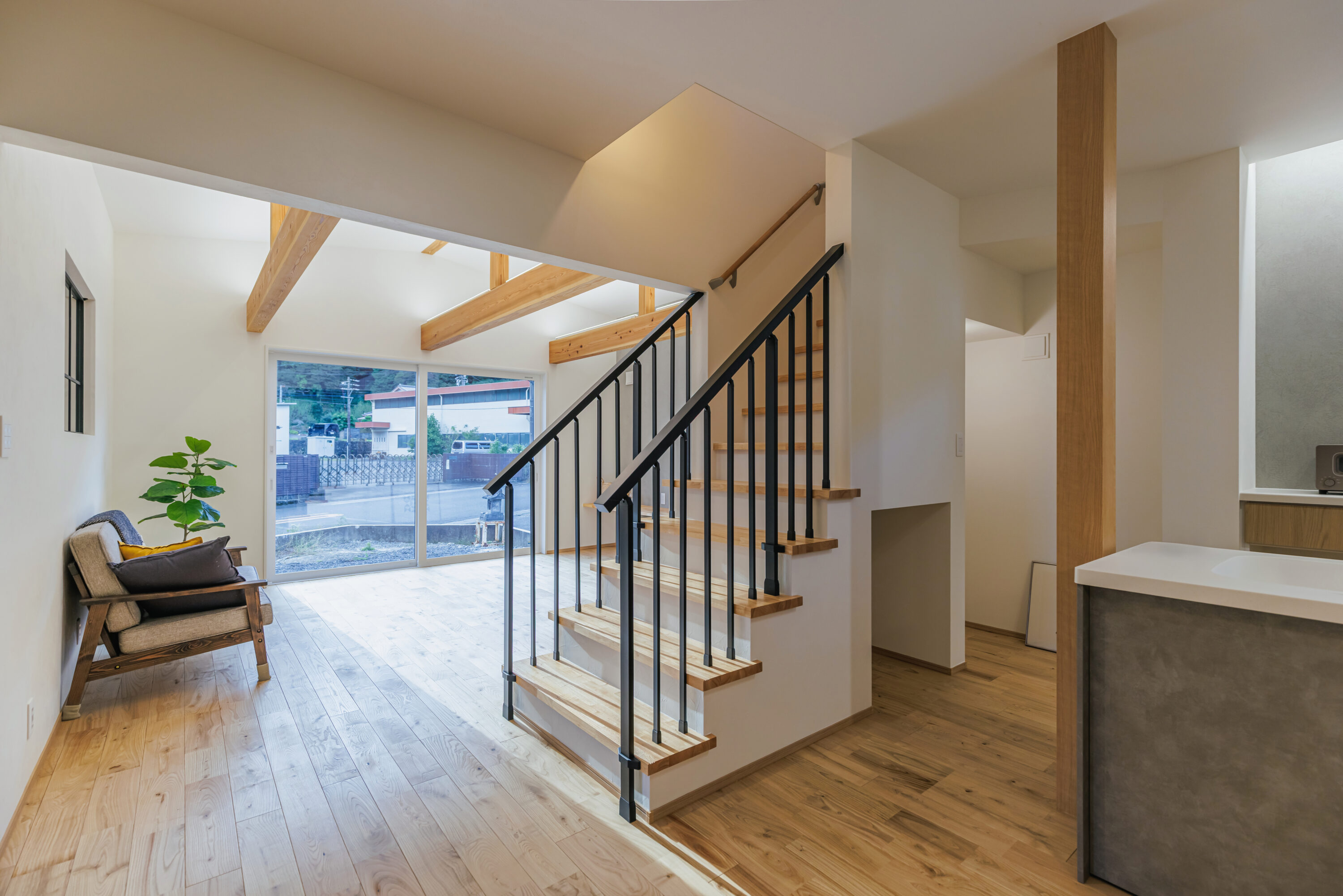 モスグリーンの外壁と木が調和する、静かな佇まいの家の写真10