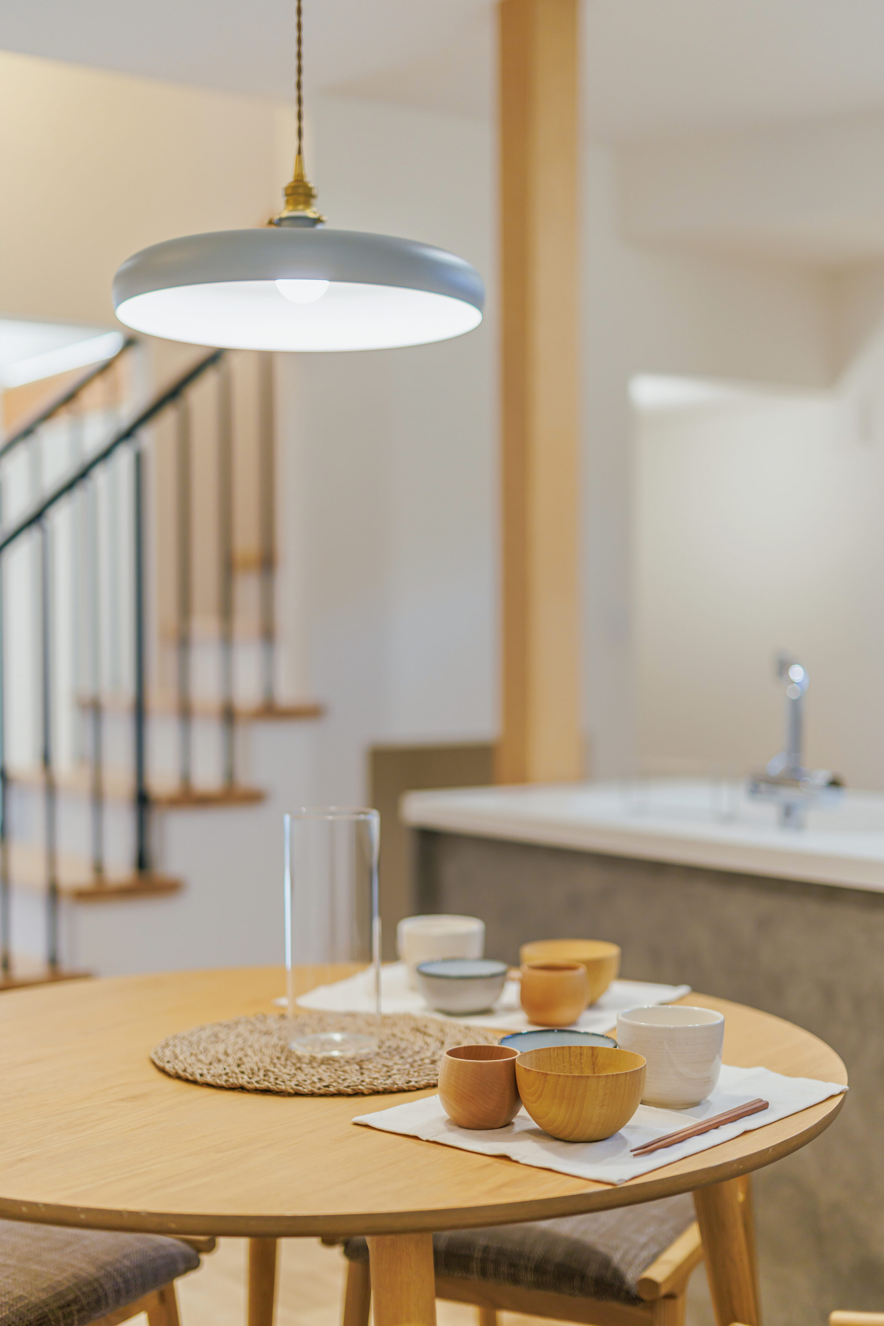 モスグリーンの外壁と木が調和する、静かな佇まいの家の写真8