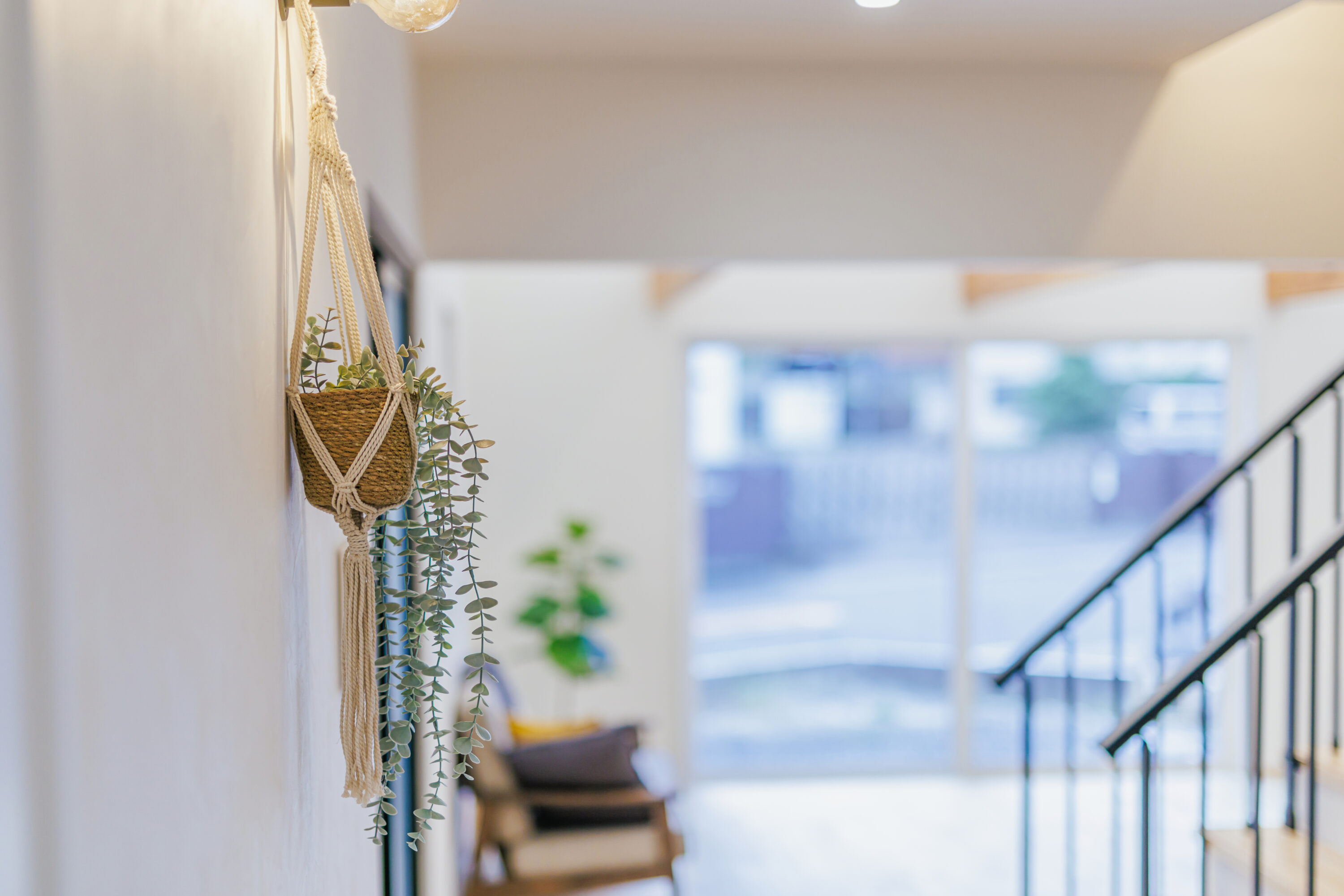 モスグリーンの外壁と木が調和する、静かな佇まいの家の写真7