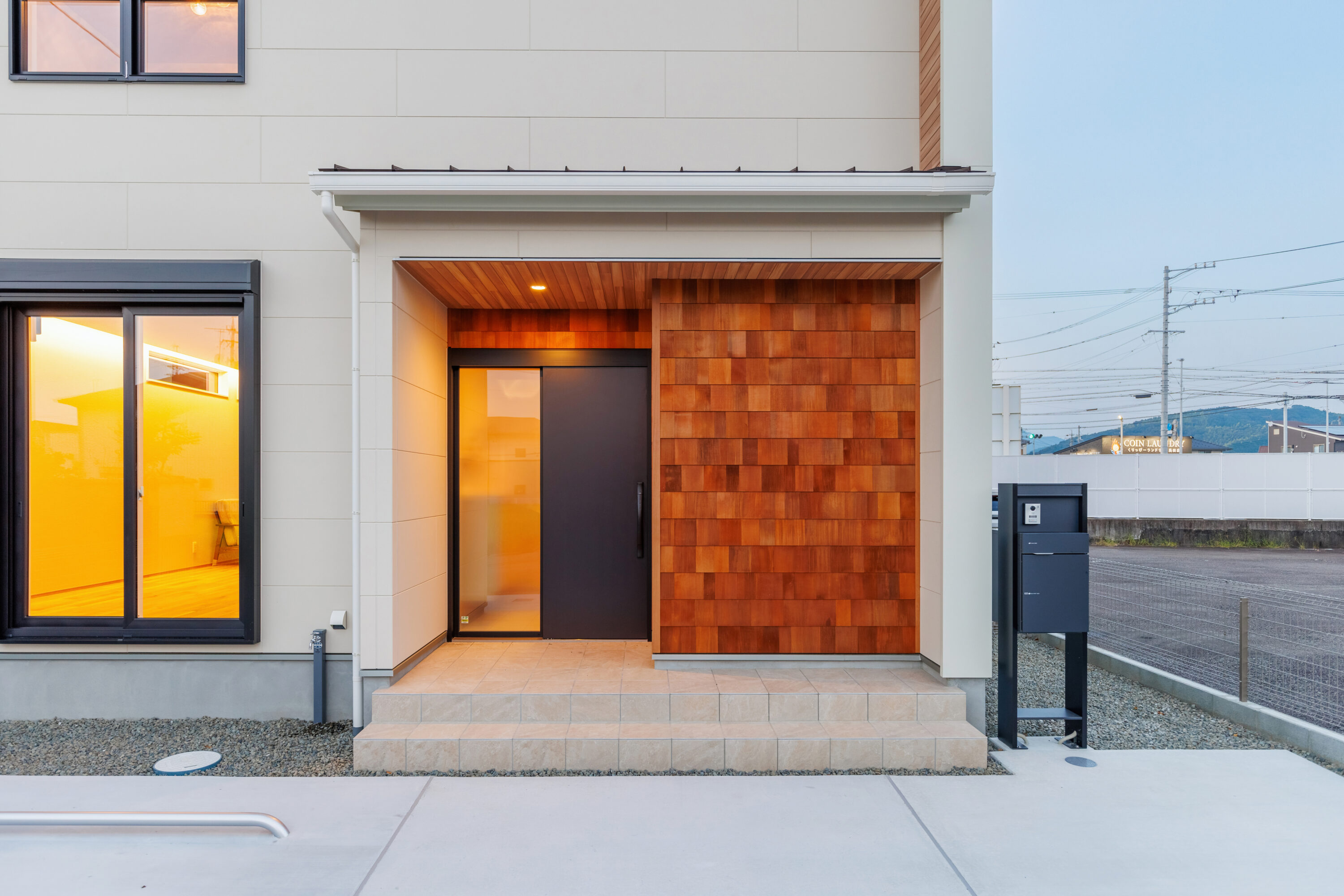 三角屋根がかわいいナチュラルウッディーなお家の写真1