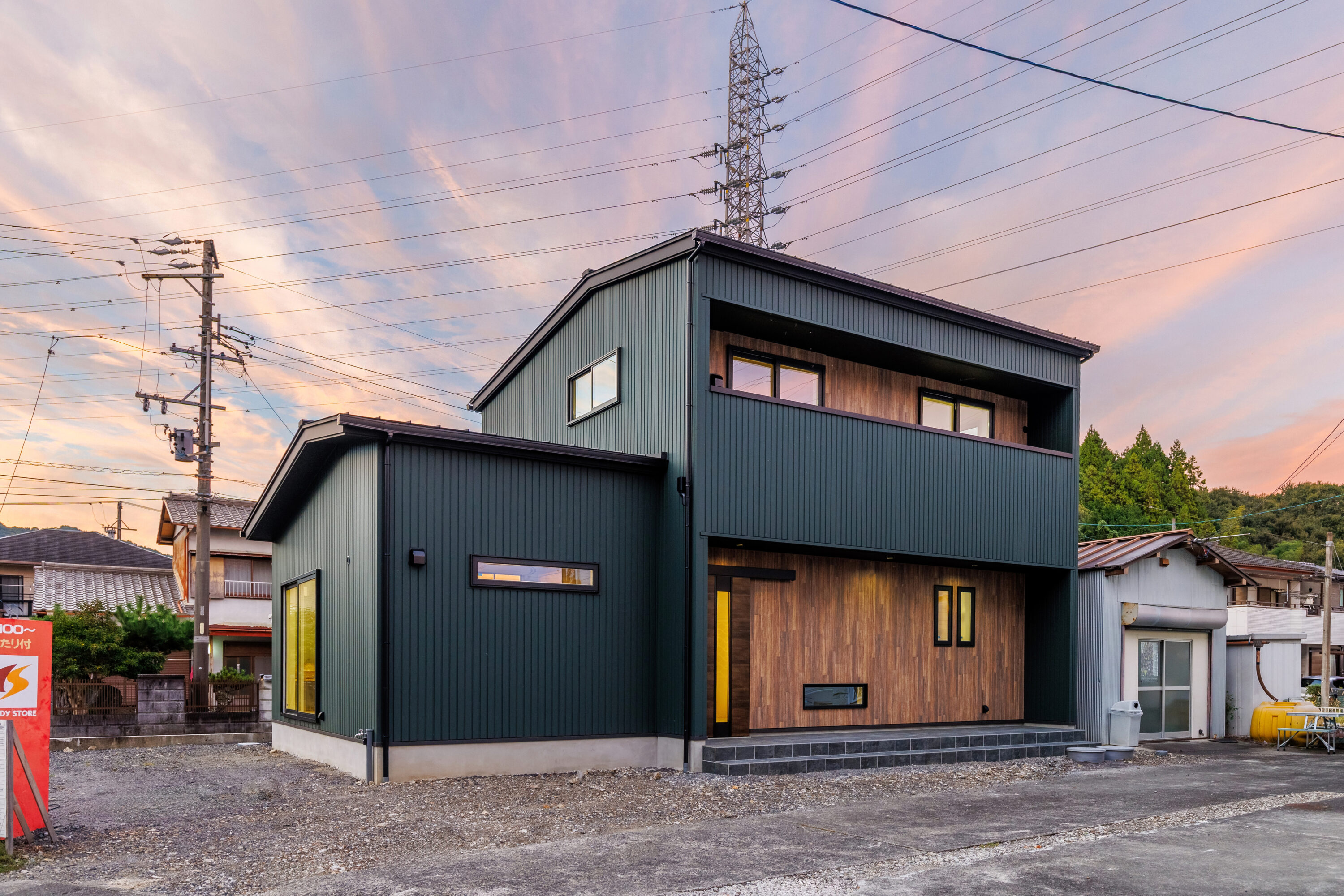 モスグリーンの外壁と木が調和する、静かな佇まいの家の写真26